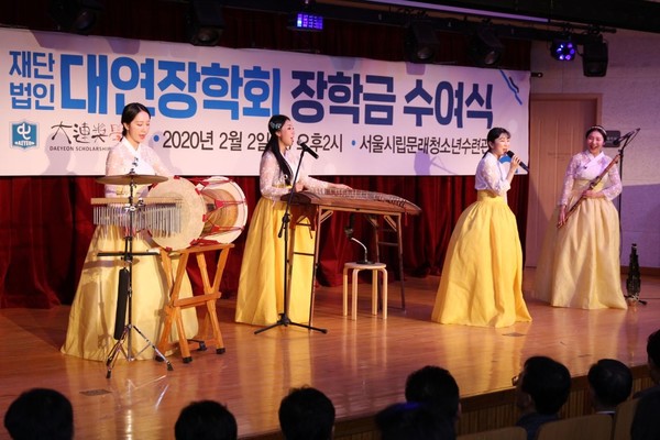이영필 총무이사의 사회로진행된 이날 수여식에는 국악실내악그룹 '나뷔'의 공연과함께 200여명의 장학회관계자들이 참석해 장학생들에게 즐거움을 안겨 줬다.
