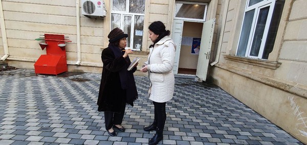코리아포스트 영문판 조경희 부회장이 바쿠 시내 위치한 투표소에서 인터뷰를 하고 있는 모습. 아르젠바이잔의 젊은 유권자인 이 여성은 "나는 여당을 지지했다"고 밝혔다. 