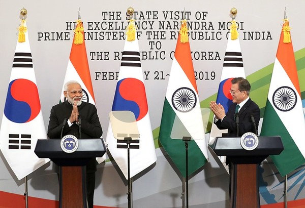 문재인 대통령(오른쪽)이 2019년 2월 22일 청와대에서 열린 공동기자회견에서 국빈 방한한 나렌드라 모디 총리의 발언을 들으며 박수를 치고 있다.
