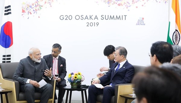오사카 G20 정상회의에 참석하고 있는 문재인 대통령(좌측에서 4변째)은 2019년 6월 28일 낮 일본 오사카 인텍스 1층 양자회담장에서 나렌드라 모디 인도 총리(맨 좌측)와 정상회담을 갖고, 양국 간 실질 협력 확대 방안 및 지역 정세 등에 대해 논의했다.