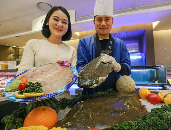  3일 오전 현대백화점 무역센터점 식품관에서 직원들이 '모살광어'를 소개하고 있다.
