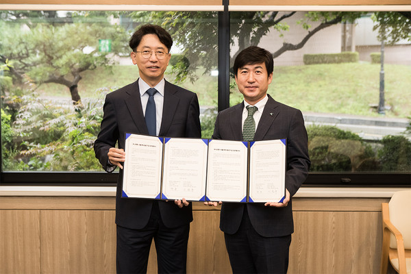 하나은행은 23일 서울대학교 관악캠퍼스에서 (재)서울대학교발전기금과 신탁을 통한 유산기부 확대를 위한 업무협약을 체결했다.