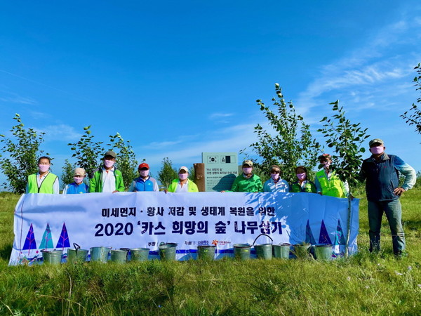 푸른아시아 관계자, 몽골 대학생, 현지 주민으로 구성된 환경봉사단이 몽골 ‘카스 희망의 숲’ 일대에서 나무심기 봉사활동을 마치고 기념촬영을 하고 있다.