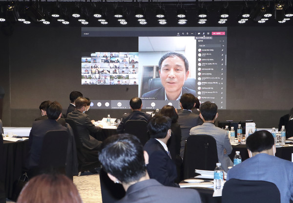 노보텔 앰배서더 동대문에서 열린 2020 KT그룹 혁신성과공유회에서 온라인으로 참여한 임직원들이 발언하고 있다.