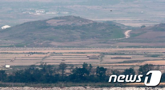 지난 10월 12일 인천 강화군 강화평화전망대에서 바라본 북한 황해북도 대성면 마을에서 주민들의 추수작업이 한창이다. (출처:뉴스1)