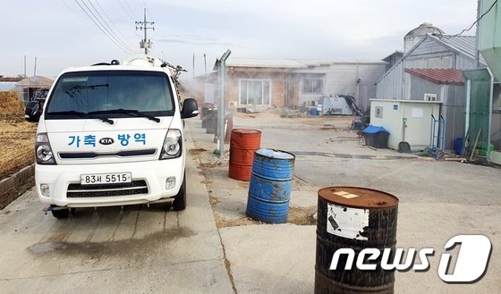 진천군이 조류인플루엔자(AI) 유입방지를 위해 방역을 하고 있다.(출처:뉴스1)