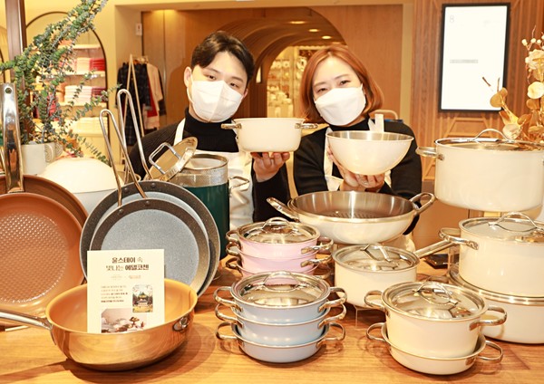 사진은 1월 12일, 서울시 영등포구 영등포동에 위치한 롯데백화점 영등포점 9층에서 모델들이 '윤스테이 촬영 소품인 에델코첸'을 홍보하고 있는 모습.