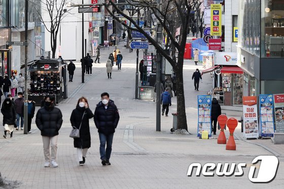 지난 17일 오후 서울 중구 명동거리가 한산한 모습을 보이고 있다.(뉴스1)