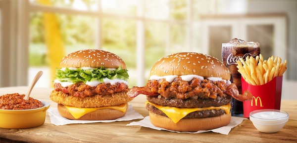 맥도날드가 진한 고기 풍미가 일품인 미트칠리 버거 2종을 출시했다