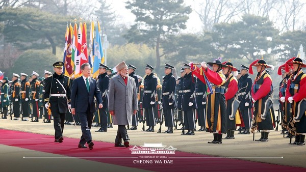 문 대통령과 모디 인도 총리(왼쪽에서 두 번째, 세 번째)가 한국군 의장대(오른쪽)의 사열을 받고 있다.