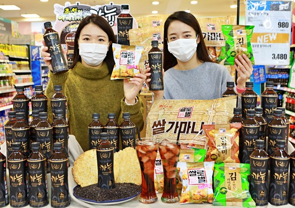 사진은 2월 6일, 서울시 중구 봉래동에 위치한 롯데마트 서울역점에서 모델들이 '까늉과 쌀가마니팩' 을 홍보하고 있는 모습.
