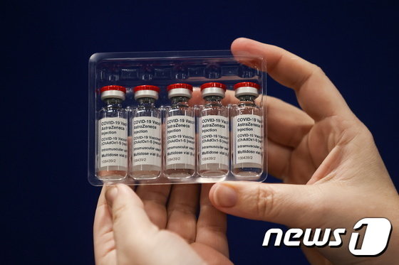 영국 뉴캐슬어폰타인에 있는 백신센터에서 의료진이 아스트라제네카가 개발한 신종 코로나바이러스감염증(코로나19) 백신을 들어 보이는 모습. (출처=뉴스1)