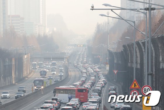 설날인 12일 서울 서초구 잠원IC 부근 경부고속도로 하행선이 차량들로 정체현상을 보이는 가운데 미세먼지로 인해 하늘이 뿌옇게 보이고 있다. (출처=뉴스1)