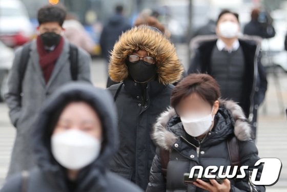 16일 서울 광화문 일대에서 출근길 시민들이 옷을 두툼하게 입은 채 발걸음을 재촉하고 있다. (출처=뉴스1)