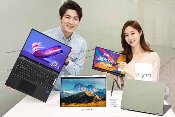 LG전자가  22일 ‘LG 그램(gram)’의 신규 라인업 ‘LG 그램 360’을 새롭게 출시하며 투인원 노트북 시장을 적극 공략한다. 이 제품은 상황에 따라 노트북, 태블릿 모드 등으로 바꿔 사용할 수 있다. 모델이 'LG 그램 360'을 소개하고 있다.