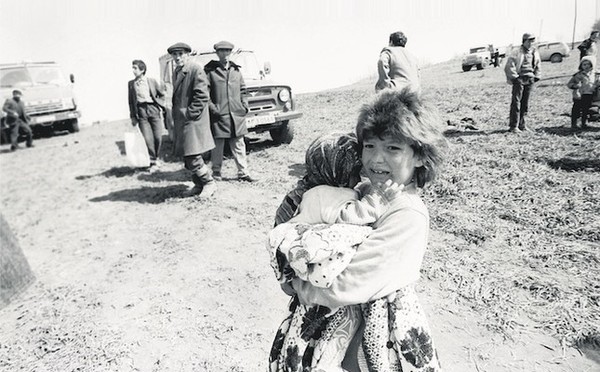 1992년 2월 호잘리 마을에서 아르메니아에 의한 학살을 피해 여동생을 안고 있는 아제르바이잔인 소녀