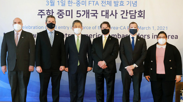 김정회 산업통상자원부 통상교섭실장(왼쪽에서 세번째)과 주한 중미 5개국 대사 