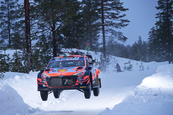  ‘2021 월드랠리챔피언십’ 2차 대회 핀란드 북극 랠리에서 현대자동차 ‘i20 Coupe WRC’ 랠리카가 주행하고 있는 모습.
