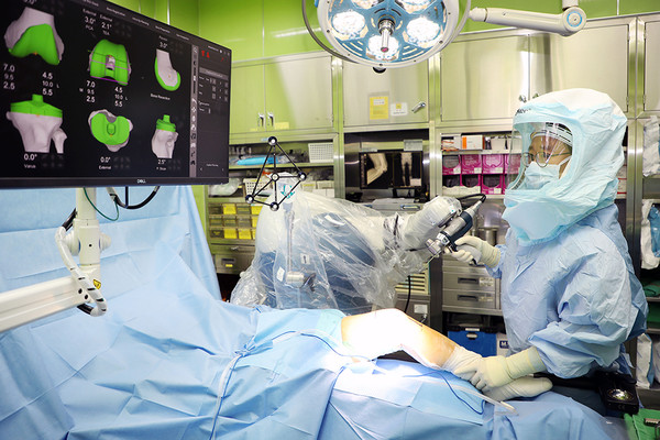 목동힘찬병원 황보현 원장(정형외과 전문의)이 로봇시스템을 이용해 무릎 인공관절수술을 시행하고 있다. (사진 제공 : 힘찬병원)