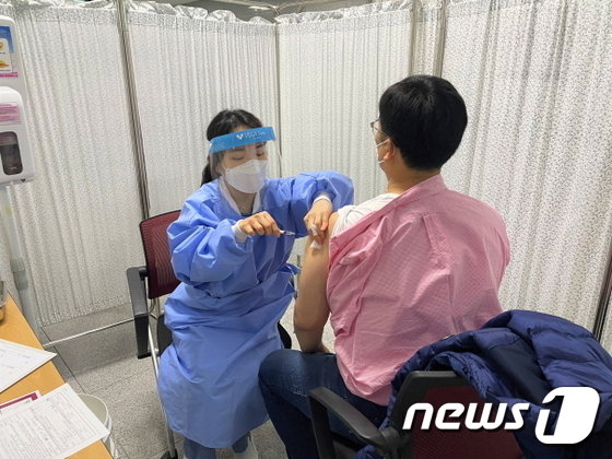 6일 전북대학교병원 의료진과 직원들에 대한 코로나19백신 접종이 시작됐다.(출처= 뉴스1)