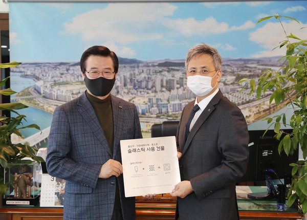 성장현 용산구청장(왼쪽)과 아모레퍼시픽복지재단 김승환 이사장
