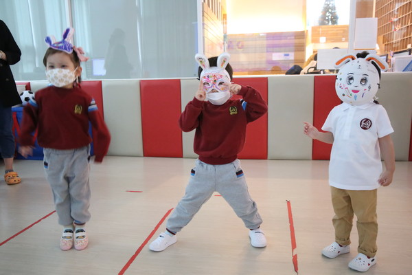 가면무도회 시간에 학생들이 춤을 추며 어린이 날 기념 이벤트를 만끽하고 있다.  이 시간은 Project 수업에 배운 노래와 춤으로 구성됐다.(사진=김해나 기자)