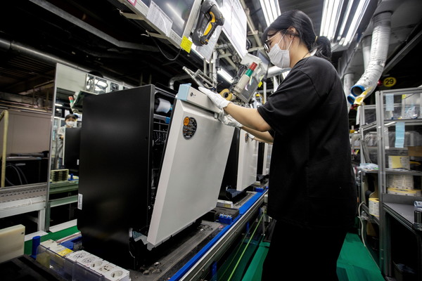 LG전자 직원들이 경남 창원시에 있는 식기세척기 생산라인에서 디오스 식기세척기 오브제컬렉션(모델명: DUBJ2EA)을 생산하고 있는 모습.(사진제공:LG전자)