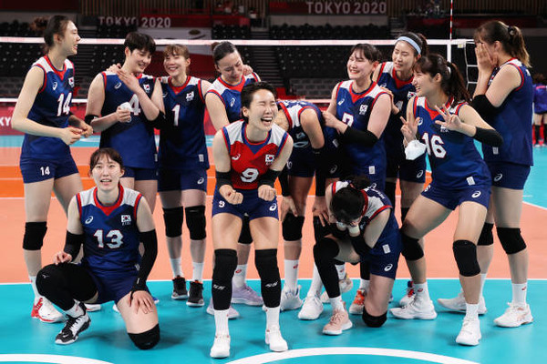 지난 7월 31일 한국 대표팀 선수들이 일본 대표팀을 꺾은 후 기뻐하고 있다.(사진출처:게티이미지)