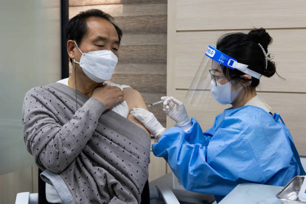 서울 노원구 보건소에서 간호사가 코로나19 백신을 주사하는 모습.(사진출처:게티이미지)