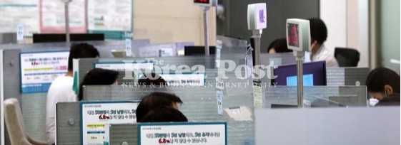 30일 오후 서울의 한 시중은행 예금상담 창구에서 시민들이 상담을 받고 있다. 2021.8.30(사진출처:뉴스1)