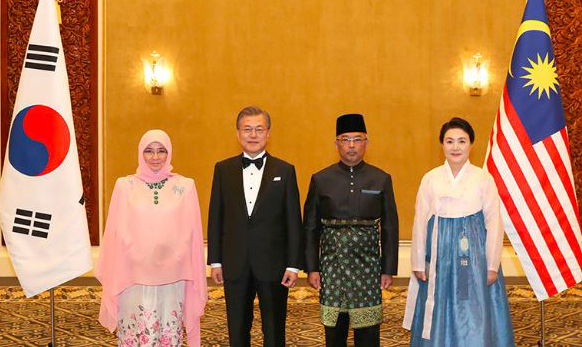 2019년 3월 13일 정상회담을 하기 전 문재인 대통령(왼쪽에서 두 번째)과 김정숙 여사(오른쪽)가 말레이시아의 술탄 압둘라 국왕(왼쪽에서 3번째), 여왕 (왼쪽)과 함께 기념촬영을 하고있다.
