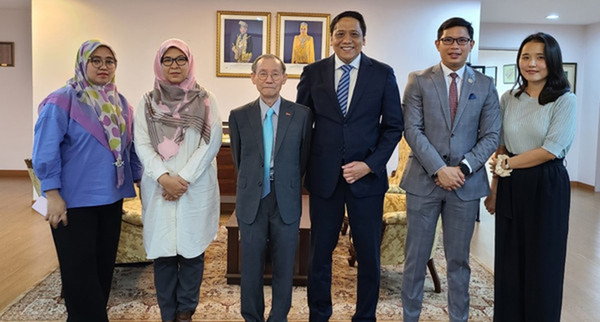2021년 8월 25일 말레이시아 사카위 부대사 (왼쪽에서 4번째)와 이경식 코리아포스트미디어 회장 (왼쪽에서 3번째)이 주한 말레이시아대사관 직원들과 함께 기념촬영을 하고 있다. 말레이시아 대사관 일등서기관 무하마드 하이다스와 통역을 맡은 황은비가 함께 했다(오른쪽에서 두 번째, 첫 번째).