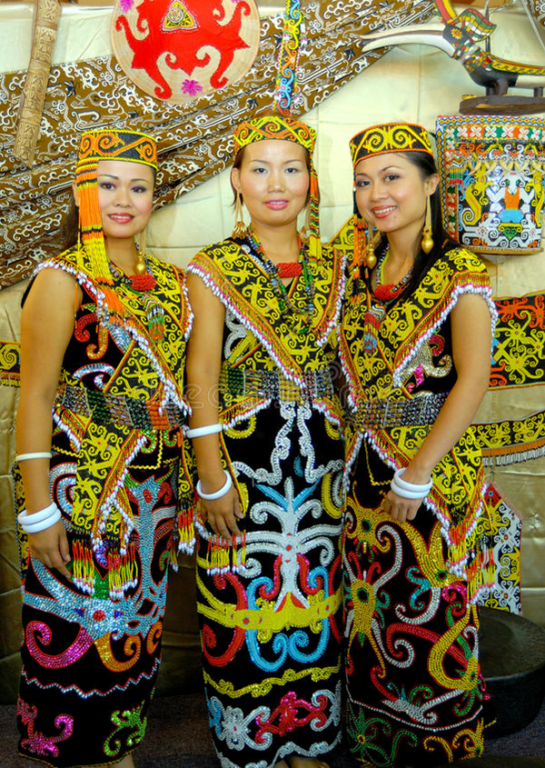 전통 의상을 입은 이반 부족의 젊은 여성들