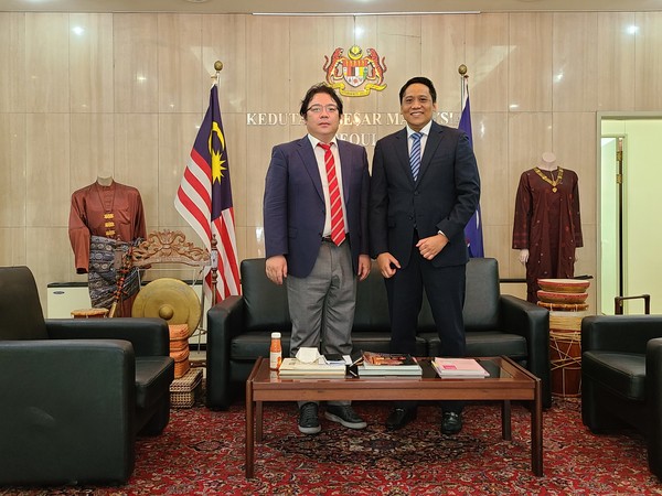 주한 말레이시아 대사관 리셉션룸에서 말레이시아 사카위 부대사(오른쪽)와 성정욱 코리아포스트미디어 부국장이 기념촬영을 하고 있다.