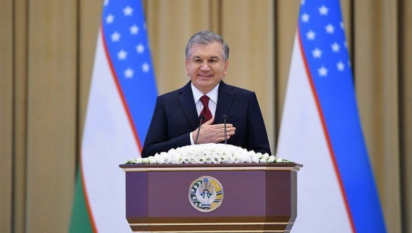 우즈베키스탄의 샤브카트 미르지요예프 대통령이 타슈켄트에서 연설하기 전에 국가와 국민을 위해 선서를 하고 있다.