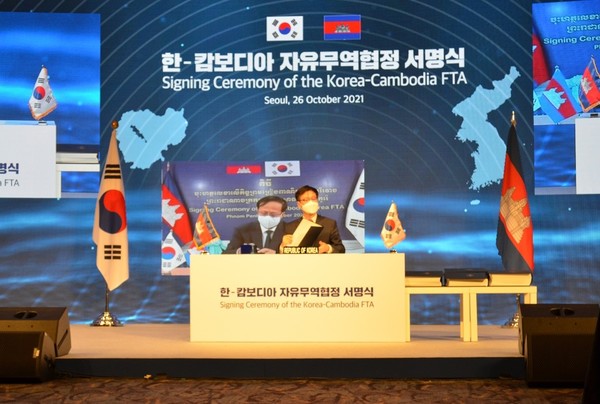 빤 소라삭 캄보디아 상무장관이 10월 26일 캄보디아에서 한국-캄보디아 FTA에 서명하고 있다.