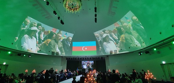 ​아제르바이잔 깃발의 맨 위 파란색은 아제르바이잔 국가의 투르크계 기원 상징 . 중간 빨간색은 현대 사회, 민주주의 및 진보 상징 . 아래의 녹색은 아제르바이잔과 이슬람교의 관계를 나타낸다.​