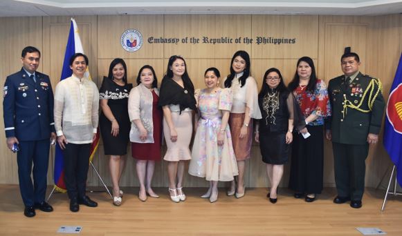 디존-데베가 주한 필리핀 대사가 주한 필리핀 대사관 관계자 및 기관장들과 함께 포즈를 취하고 있다.디존-데베가 대사는 한국의 국방, 무역 및 투자, 농업, 노동 및 복지 관련 기관을 감독한다.