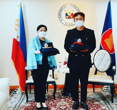 디존-데베가 주한 필리핀 대사(왼쪽)가 김윤태 다문화박물관 관장과 함께 기념촬영을 하고 있다.