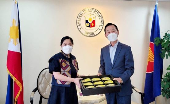 디존-데베가 주한 필리핀 대사(왼쪽)과 김신길 한국농기계공업협동조합 이사장이 포즈를 취하고 있다.