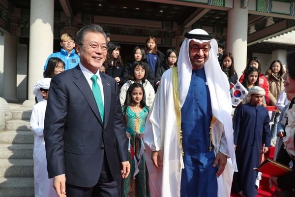 2019년 2월 27일 문재인 대통령(왼쪽)과 모하메드 빈 자예드 알 나흐얀 아부다비 왕세자. 청와대에서 열린 왕세자 환영행사 자리에서 양국 정상은 경제협력을 확대해 나가기로 약속했다.
