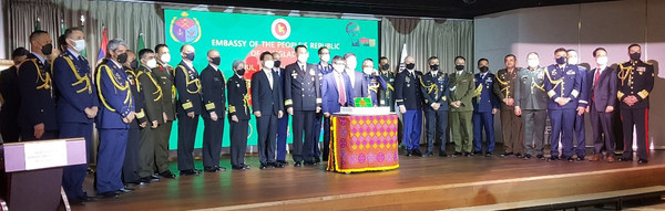 방글라데시 대사 델왈 호세인(무대 왼쪽에서 11번째)과  방글라데시 국방무관 (앞줄 왼쪽에서 13번째)이 주한 각 대사관에서 참가한 국방 관계자들과 함께 포즈를 취하고 있다..