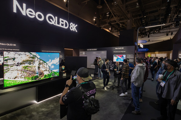 미국 라스베이거스의 컨벤션 센터, 삼성전자 전시관에서 'Neo QLED 8K' 제품을 참가자들이 살펴보고 있다.