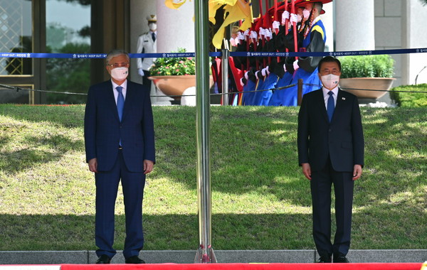 문재인 대통령(오른쪽)과 카심-조마르트 토카예프 카자흐스탄 대통령이 2021년 8월 17일 청와대 청와대에서 국빈 공식 국빈 방문했다.