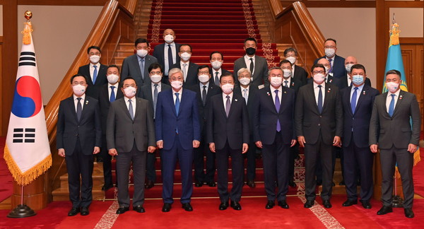 문재인 대통령과 카심-조마르트 토카예프 카자흐스탄 대통령(앞줄 왼쪽에서 네 번째, 세 번째)이 2021년 8월 17일 청와대 대통령 관저에서 국빈 공식 국빈 방문했다.