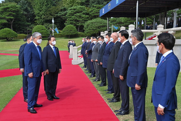 문재인 대통령(왼쪽에서 두 번째)이 2021년 8월 17일 청와대 대통령 관저에서 열린 공식 국빈방문식에서 카심-조마르트 토카예프 카자흐스탄 대통령(왼쪽)과 동행한 카자흐스탄 장관들과 참석자들과 인사하고 있다.