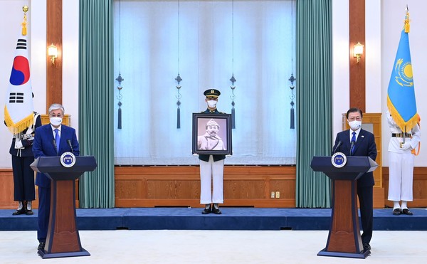 문재인 대통령(오른쪽)과 카심-조마르트 토카예프 카자흐스탄 대통령이 2021년 8월 17일 서울 청와대에서 열린 홍범도 장군의 유해 등 카자흐스탄에서 한국으로 향하는 기념식에 참석하고 있다.