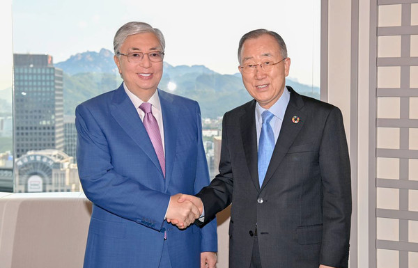 카심-조마르트 토카예프 카자흐스탄 대통령(왼쪽)이 반기문 전 유엔 사무총장과 악수하고 있다