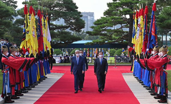 문재인 대통령(오른쪽)과 카심-조마르트 토카예프 카자흐스탄 대통령이 2021년 8월 17일 청와대에서 의장대를 사열하고 있다.