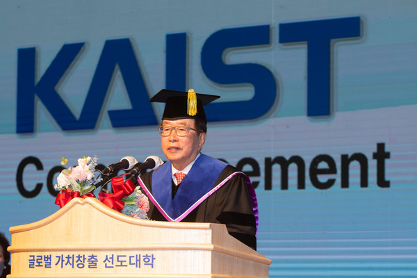 18일 대전 KAIST 대강당에서 열린 학위 수여식에서 김재철 동원그룹 명예회장이 명예 과학기술학박사 학위를 수여 받고 답례사를 하고 있다.